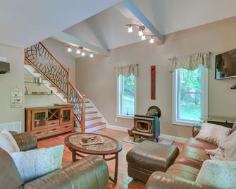 Old Forge Home with Hot Tub and Game Room! - Old Forge - Living room