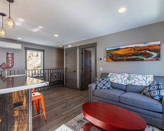 The Nest On Main - Walking Distance To Downtown Helena! - Helena - Living room