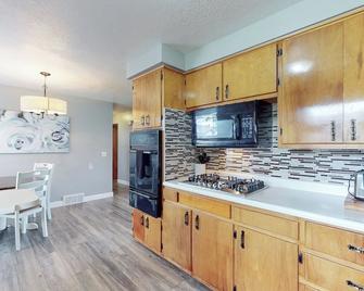 The Halftime Highlight-Big Plays, Comfy Stays - Canton - Kitchen