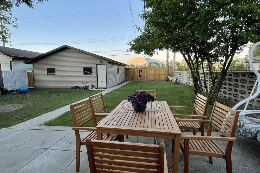 Main Central Avenue Basement Studio - Saskatoon - Innenhof