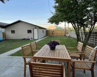 Main Central Avenue Basement Studio - Saskatoon - Patio