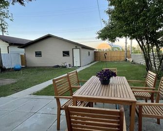 Main Central Avenue Basement Studio - Saskatoon - Innenhof