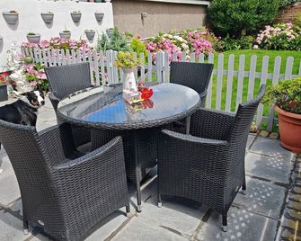 Bungalow Step Free Access - Close To The Beach - Port Talbot - Patio