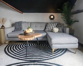 Peekskill Carriage House Downtown Studio - Peekskill - Living room