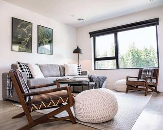 The Shred Shack - Stylish Revelstoke Condo - Revelstoke - Living room