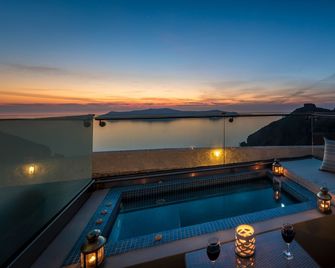 Ellinon Thea Boutique Hotel - Firostefani - Parveke