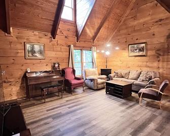 Joy Ranch Cabin in the Blue Ridge Mountains - Woodlawn - Living room