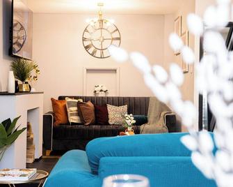 Stunning 3Bedroom Home Ideal for Long & Short Stay - Dudley - Living room