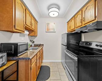 Modern Cozy 1 Bedroom Apartment in Shelby Township - Utica - Kitchen