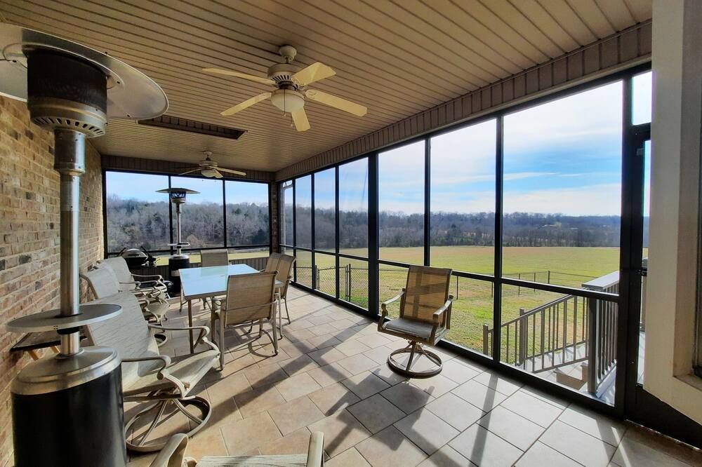 Vacation Home Surrounded by 300 Acres of Serene Country Living, - Shelbyville - Balkon