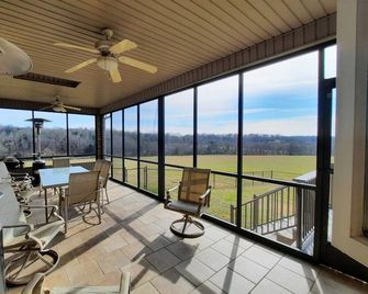 Vacation Home Surrounded by 300 Acres of Serene Country Living, - Shelbyville - Balkon