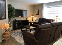 Spacious 2 Bedroom Private Entry Ground Floor Townhome - Grand Forks - Sala de estar