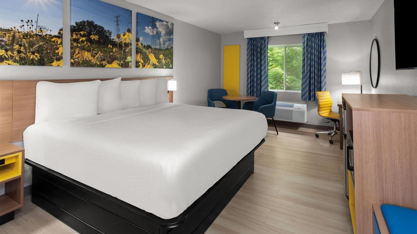 Days Inn & Suites by Wyndham Kaukauna WI