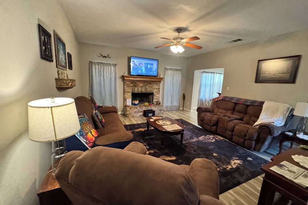 Spacious 3 Bedroom Home 1 Acre Unlimited Fast wifi - Saint Francisville - Huiskamer