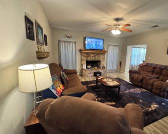 Spacious 3 Bedroom Home 1 Acre Unlimited Fast wifi - Saint Francisville - Huiskamer