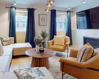 Casa Hotel Elegant 2BR Suite in Leslieville - Toronto