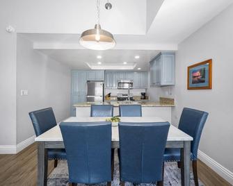 Condo in Newport Beach with Private Balcony and Ideal Location by the Pier - Newport Beach - Dining room