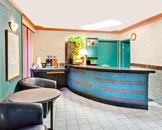 Weber Inn Kitchener - Kitchener - Rezeption