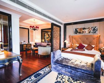 Red Flag Valley Golf Hotel - Dalian - Bedroom