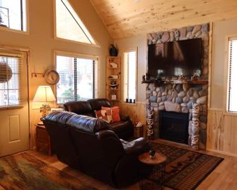 Life is better in a cabin. - Heber-Overgaard - Sala de estar