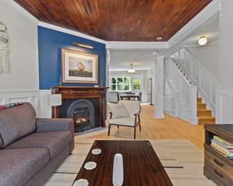 Victorian Jellybean Gem 3bd King Main 25 - St. John's - Living room