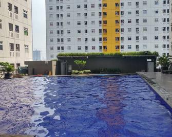 Comfortable 2br Green Pramuka Apartment - Yakarta - Piscina