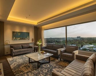 Courtyard by Marriott Bhopal - Bhopal - Lounge