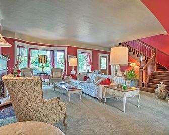 Wine Country Home with Yard; Walk to Downtown! - Walla Walla - Living room