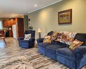 Guest house w heated garage/fiber internet near MTU - Houghton - Living room