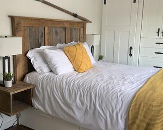 Cowibbean Cottage Uniquely situated over the ocean - Cowichan Bay - Bedroom