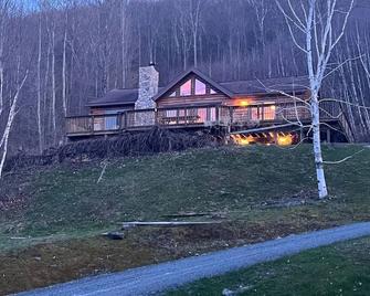 Mountain-Top Getaway with Hot Tub and Game Room! - Prattsville - Edificio