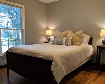 Terra Alta - Incredible River Views and Hot Tub! - Charles Town - Schlafzimmer