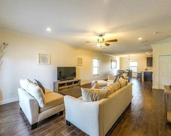 Luxury Living II - Modern Beach Townhouse - Jacksonville Beach - Huiskamer