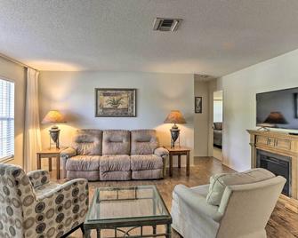 Bokeelia Retreat - Fishing Docks and Canals Nearby! - Bokeelia - Living room
