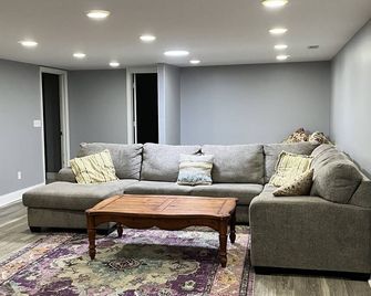 Dog Friendly Lower Level Basement Apartment. - Ashland - Living room