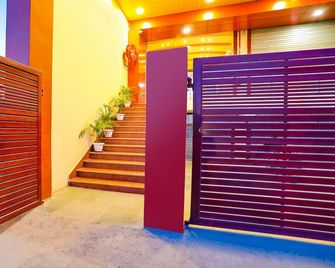 Fabhotel Trijal Inn - Лакнау - Сходи