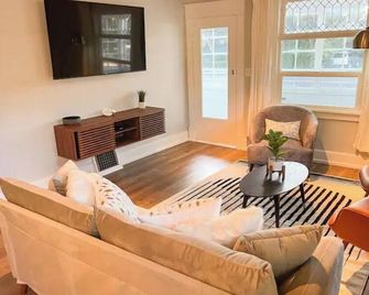 Modern Comfort in a Bright Nampa Retreat - Nampa - Living room