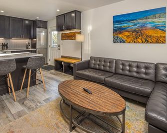 Newly remodeled studio w/gorgeous mountain views near Big Sky Resort - Hill Condo Lookout - Big Sky - Living room