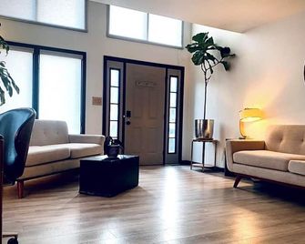 Pet-Friendly Townhouse Located Near Frontier Park and the Capitol Building - Cheyenne - Living room