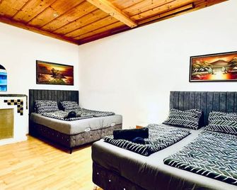 Beautiful 4BR Apt for up to 12P 10 Min to FAC Platz - Vienna - Living room