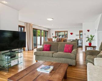 Remarkable Red Beach - Red Beach Holiday Home - Orewa - Living room