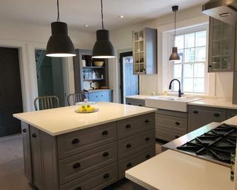 Varcoe House Award-Winning Historic Home | Sleeps 8 | Weddings & Events Friendly - Newcastle - Kitchen