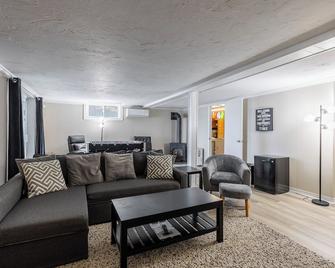 Lakefront Muskoka Retreat 4 Bedroom Cottage - Mactier - Sala de estar