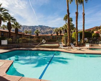 Uptown Resort Style Living Cool Summer Discount End of June through August 31! - פאלם ספירנגס - בריכה