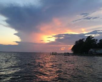 Water Front View, South Facing Horizon Views, Water Sports And Birds. - Belhaven