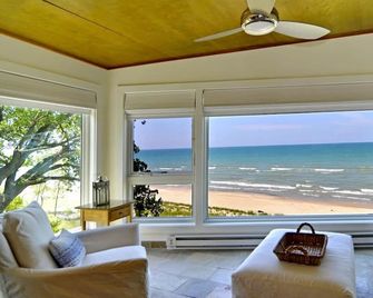 Modern Beachfront Home With Breathtaking Lake Views and Hot Tub - Union Pier - Sala de estar
