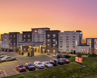 Best Western Plus Service Inn & Suites - Lethbridge - Edifício