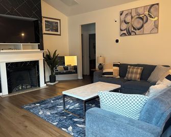 Charming 3-bedroom Urban Haven - La Grange - Sala de estar