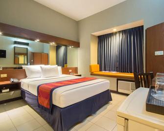 Microtel by Wyndham Eagle Ridge - Trece Martires - Bedroom