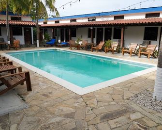 Poolside Family Room with 2 twin beds - El Gigante - Piscina